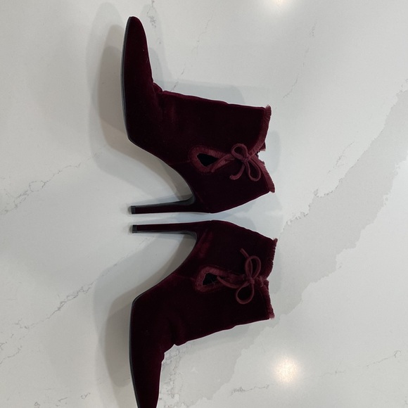 Excellent Condition Lashes Stuart Weitzman Maroon Velvet Ankle Boots - Picture 3 of 12